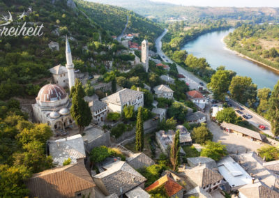 Blick auf das Dorf Počitelj und wer genau hinsieht, entdeckt auch unseren rot-grünen Wagen :)