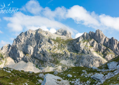 Da in der Mitte liegt der Bobotov Kuk - von schnellen Wolken umströmt