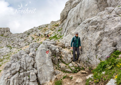 Während wir schon im Abstieg sind, kommen immer mehr Wanderer von unten entgegen