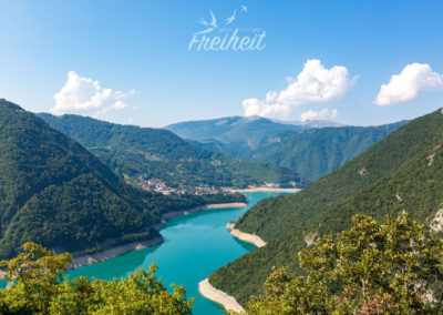 Piva Stausee - im Hintergrund der Ort Plužine