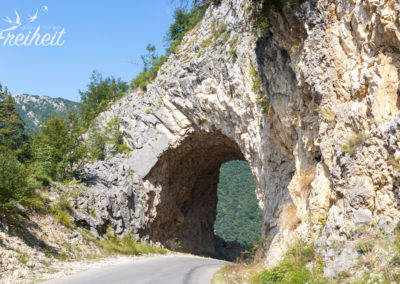 Der Weg nach Plužine führt oft durch Tunnel wie diese