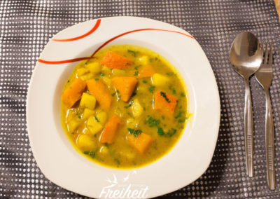Und weil wir mal nicht auf 'nem Campingplatz sind gibt es "aufwendigeres" Essen: Kartoffel-Kürbis-Curry