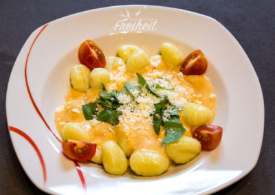 Und Gnocchi mit "Käse"soße und Basilikum