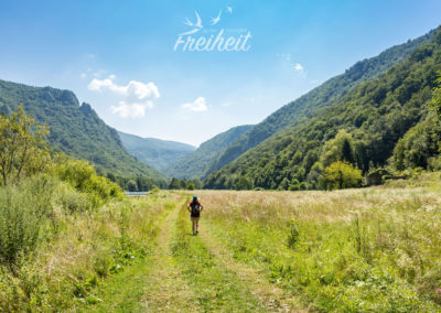 Links liegt der Fluss und rechts die "lebendige" Wiese voller tausender vor uns wegspringender Grashüpfer