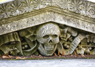 Sarkophag bei der Kirche