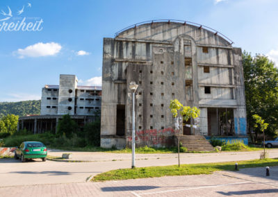 Es gibt kaum Geld um Kriegszeugnisse entfernen zu lassen