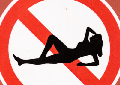 Neben den üblichen Verboten (kein Müll, keine Pflanzen pflücken, nicht die Wege verlassen) gibt es auch dieses Verbotsschild ;-)