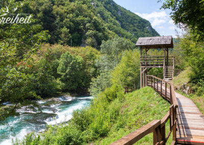 Tolle Holzstege und Aussichtsplattformen führen die Besucher an der Una entlang