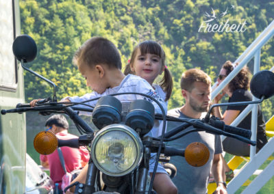 Fremde Mopeds sind tolle Spielzeuge