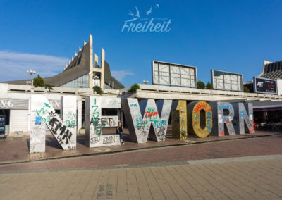 Das Newborn Denkmal, dass 2008 am Tag der Unabhängigkeitserklärung enthüllt wurde. Zum zehnjährigen Jubiläum wurde das B durch eine "1" ersetzt