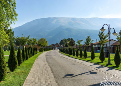 Gepflegter Garten auf dem Kloster Gelände - gleich daneben: jede Menge Souvenirshops und Restaurants