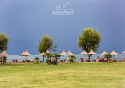 Unser Campingplatz am Skutari See - inkl. Südseeschirmchen und Gewitterfront