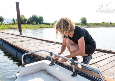Knoten lösen und die vielen Spinnennetze vom Boot entfernen