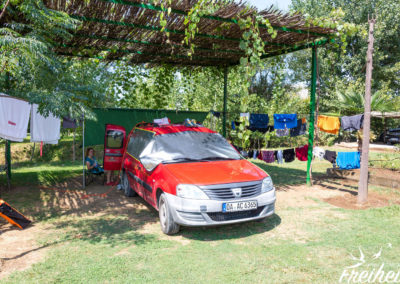 Unser Stellplatz - viel Platz für Plane und Wäscheleinen