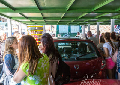 Verdammt voll ist es nun auch in der hintersten Ecke und auf manchen Autos