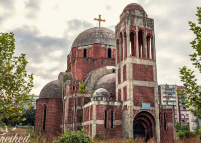 Die serbisch orthodoxe Christ-Erlöser-Kirche. Baubeginn war 1995. Aufgrund des Kosovokrieges wurde sie nie beendet und ist vielen Albanern ein Dorn im Auge