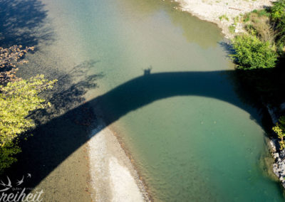 Schattenspiele auf der Brücke