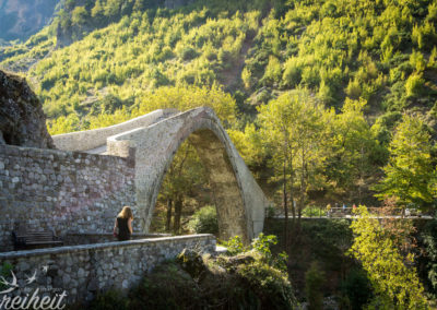 20m hoch und 40m lang womit sie zu den größten ihrer Art im ganzen Balkan gehört