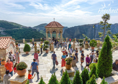 Draußen ist schon viel los, aber in der Kirche selbst passt kein Blatt mehr zwischen die Menschenmassen