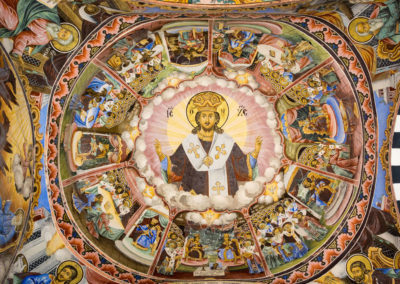 Bunte Fresken im Narthex der Kirche