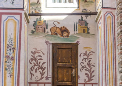 Seiteneingang am Chreljo Turm