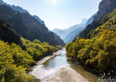 Wunderschöner Blick von der Brücke auf den Fluss Aoos