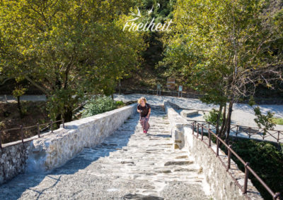 Aufstieg zur Mitte der Brücke