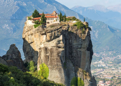 Sehr exponiert liegt das Kloster Agía Triáda - früher konnten Besucher nur per Seilwinde hochgehievt werden