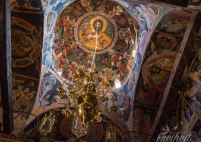 Die Kirche ist komplett mit Fresken bemalt