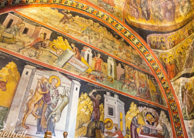 Die Fresken unterhalb des Bogens sind nicht sehr jugendfrei!