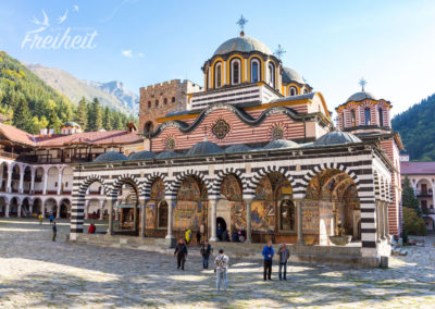 Rila Kloster - die Kirche in der Mitte wurde im 19. Jahrhundert errichtet