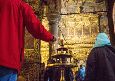 Heimlicher Hüftschuss im Inneren der Kirche