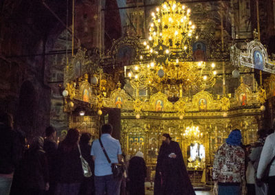 Heimlicher Hüftschuss im Inneren der Kirche - wer hat Angst vorm schwarzen Mann ;-)