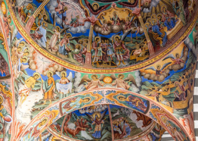 Die Wände sind gefüllt mit farbenprächtigen Fresken