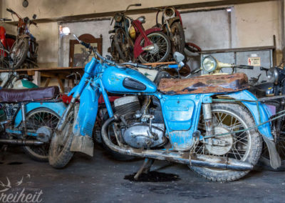 Alte Motorräder und Mofas gibt es auch