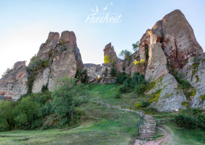Die Mauern zwischen den Felsen sind die ältesten Teile der heutigen Festung. Die Grundmauern stammen aus dem 1. - 3. Jahrhundert