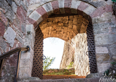 Mächtige Eisentüren bringen uns auf die andere Seite des ältesten Teil der Festung