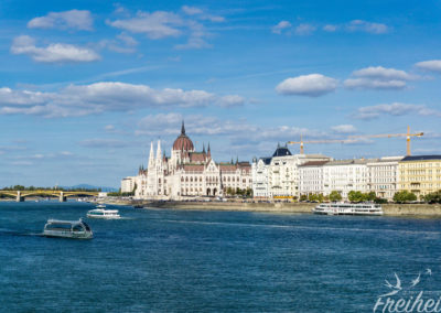 Die Donau trennt die Stadt in die Stadtteile Buda und Pest