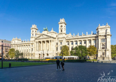 Gegenüber vom Parlament liegt das Ethnografische Museum