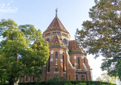 Auf dem Dach der reformierten Kirche Szilágyi Dezső hockt ein Mann und raucht...