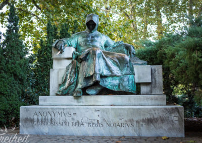 Statue des Anonymus, dem bis dato unbekannten Autoren der Gesta Hungarorum