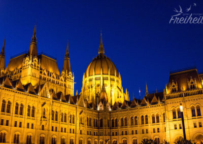 Blaue Stunde und gelbe Beleuchtung = ergibt einen tollen Kontrast