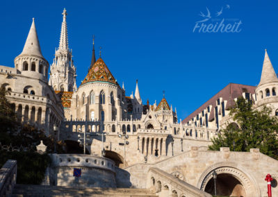 Matthiaskirche mit Fischerbastei im Morgenlicht