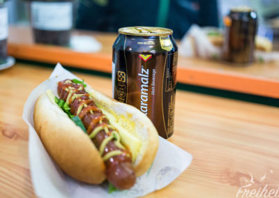 Leckere Zwischenmahlzeit: deutsches Karamalzbier mit Hot Dog - typisch ungarisch eben ;-)