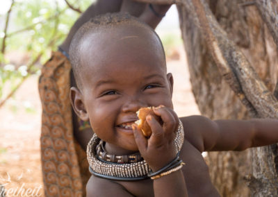 Die Kleine verspeist gerade einen "Fat Cake" (Kuchen aus Maismehl, Salz und Öl)