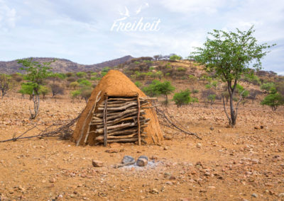 Die Bauten bestehen aus Holz und einer Mischung aus Lehm und Dung