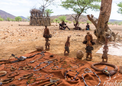 Die Himba stellen ihr Kunsthandwerk aus