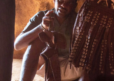 Joao stellt die verschiedenen Bekleidungsteile vor