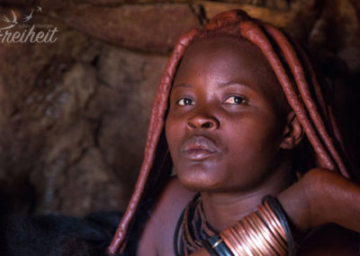 Das Haar der Himbafrauen wird so getragen, da es einfach ihrem Schönheitsideal entspricht :)