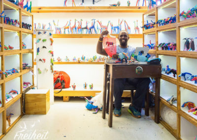 Dieser Mann stellt aus alten Flip-Flops Tierskulpturen her - megacoole Idee!